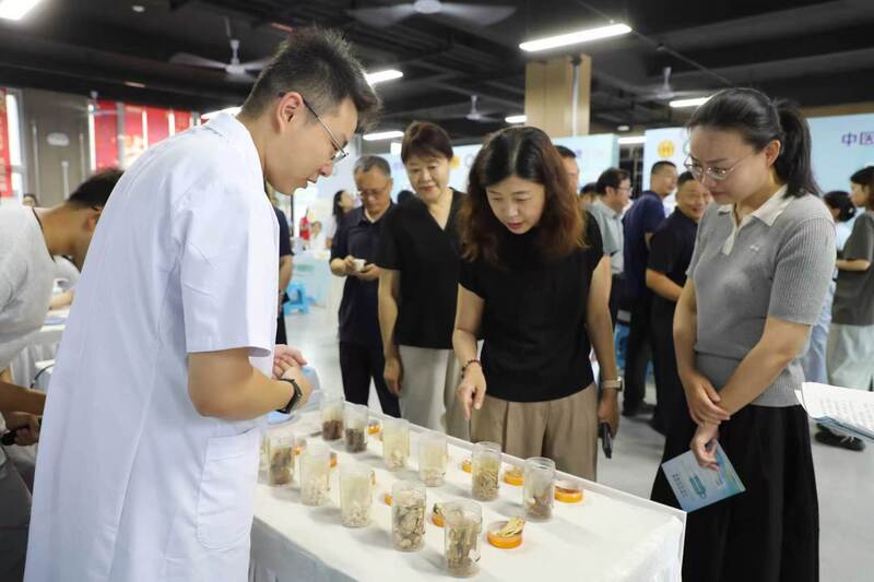 市医务工会组织医疗专家参加“泉心互助 健...