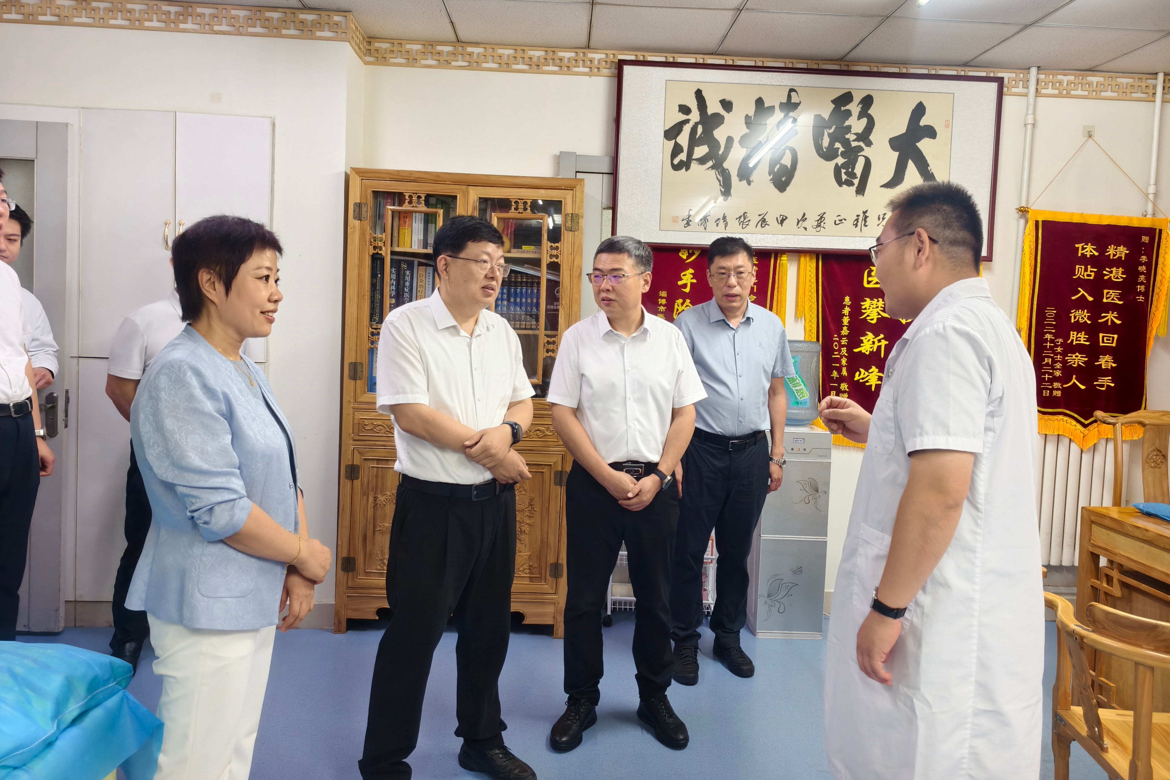 副市长任广锋看望慰问医务工作者