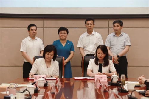 3.济南槐荫经济开发区管委会副主任朱英涛与济南护理职业学院党委副书记姜秀杰签署战略合作框架协议.jpg