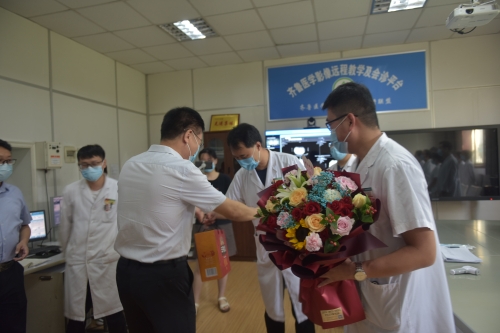 院领导慰问临床医师.JPG