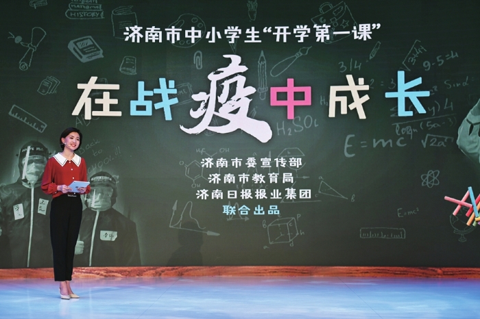 主持人王娇阳在"开学第一课"录制现场.(本报记者 梁大磊 摄)