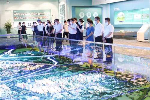 5.参观济南国际医学科学中心.jpg