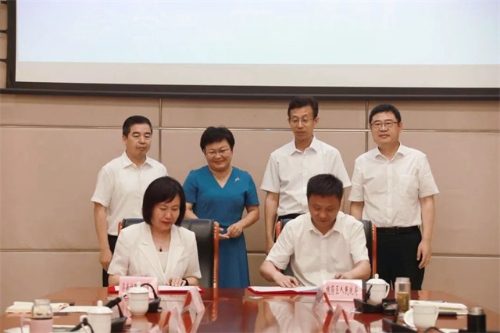2.济南市槐荫区人民政府副区长陈锐与济南护理职业学院党委副书记姜秀杰签署战略合作框架协议.jpg