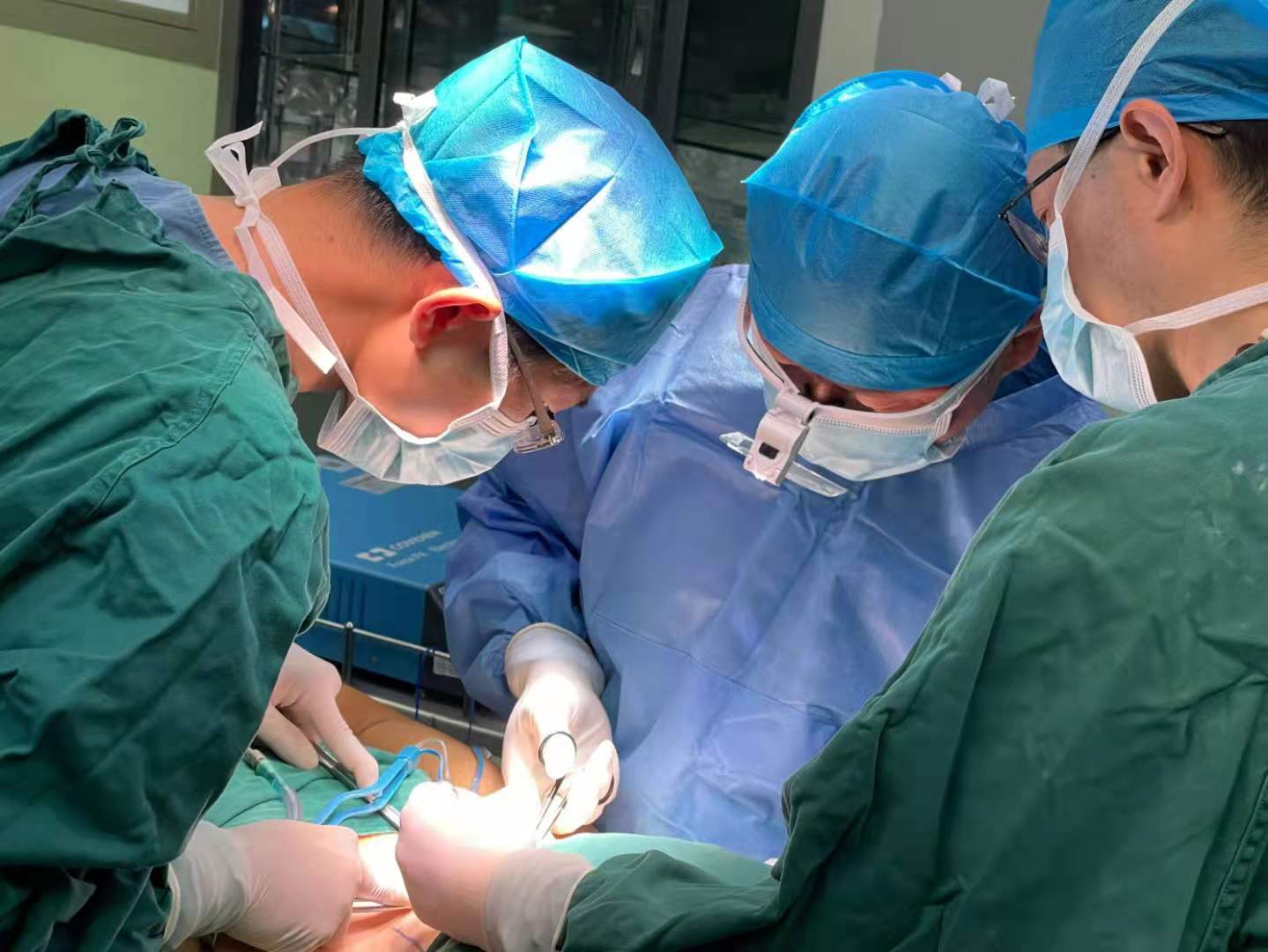 脑瘫患者康复新希望!66岁男子脑梗后半边身失灵,术后见奇效